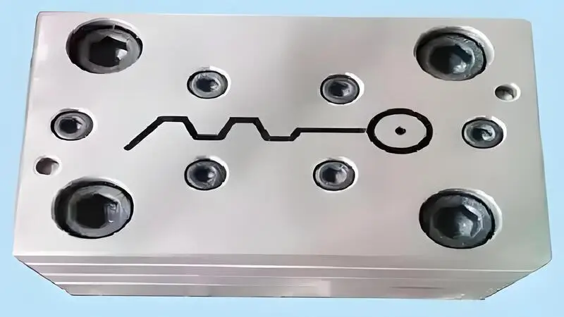 eine Form für die Extrusion von Kunststoffen, die zur Herstellung von Kunststoffprofilen verwendet wird