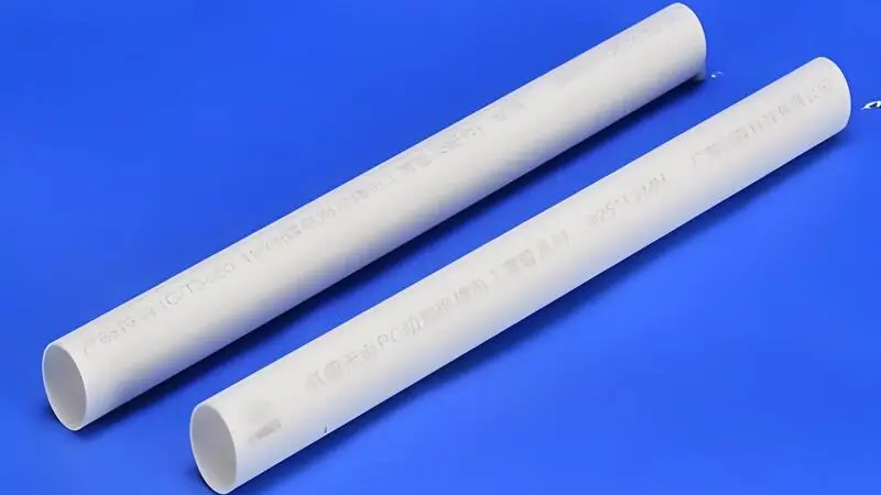 Primer plano de un tubo aislado de policarbonato (PC) con una capa aislante visible, diseñado para la eficiencia térmica y el uso industrial.