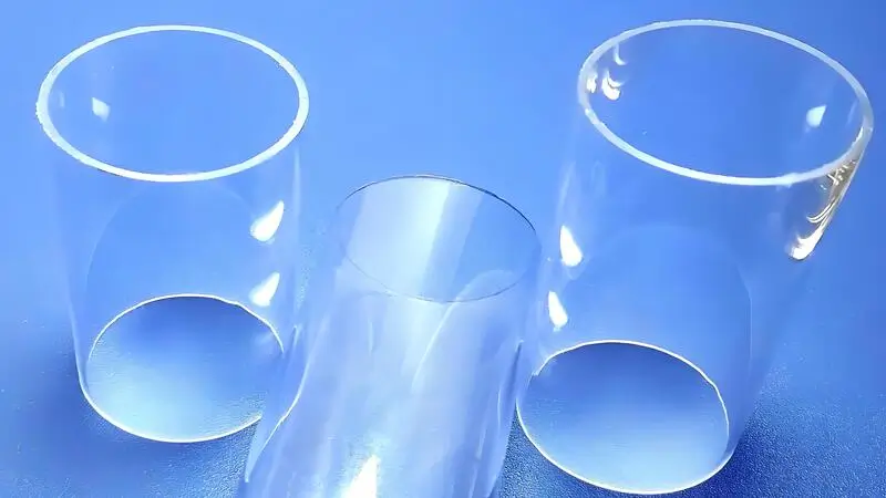 Primer plano de un tubo transparente para PC, que muestra su estructura cilíndrica transparente con superficies lisas, a menudo utilizada en la construcción de ordenadores personalizados para sistemas de refrigeración líquida.