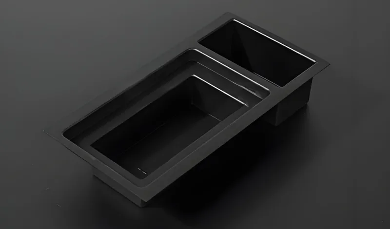 ダークな表面に黒い二重コンパートメントの洗面台